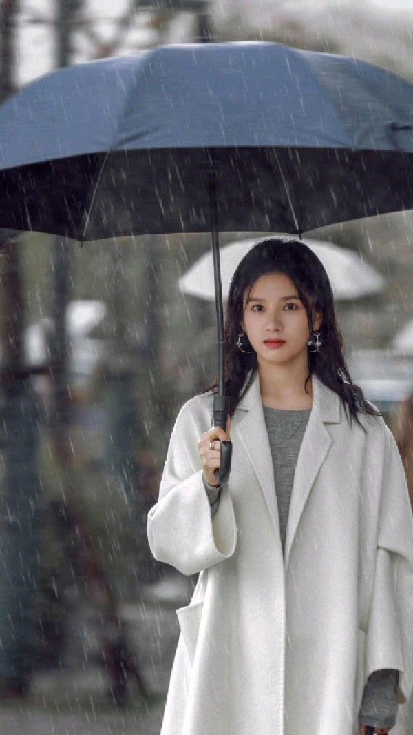 张婧仪新剧路透照曝光!穿搭土气被嘲讽H型身材,敦实厚重感十足