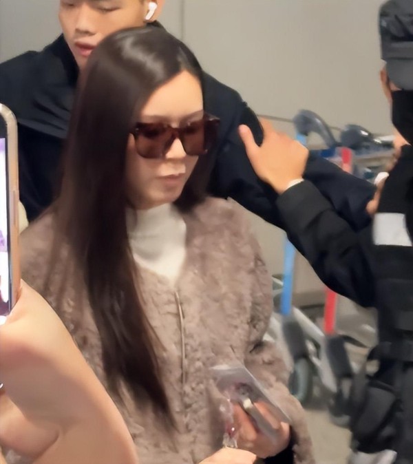 文咏珊产后现身机场照曝光!面部浮肿双下巴超真实,和粉丝合影毫无架子