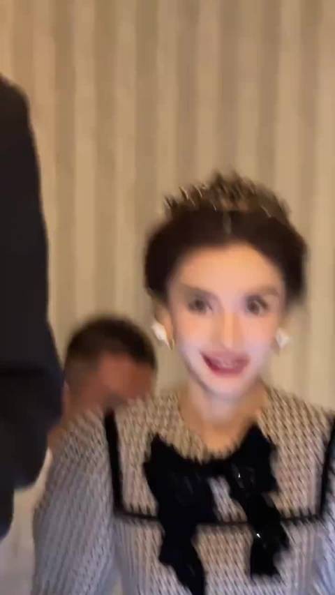 杨颖上海赴喜宴状态惊艳，36岁嫩模妆容显混血基因优势