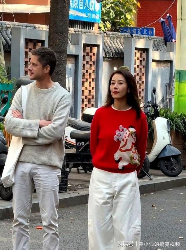 高圆圆现身成都太真实,皮松肉垮还脸肿,和外国友人吃锅盔很娇羞