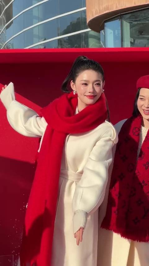 天!林允的脸太有杀伤力了,整个人气血十足,水光感满满,完全明媚啊