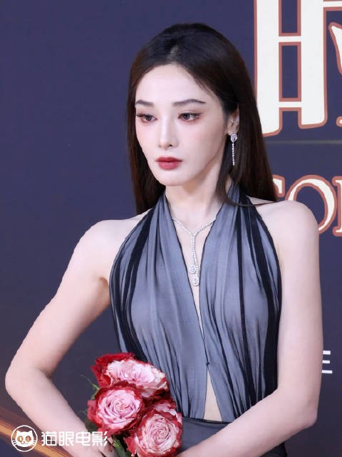 姐姐杀我..!@彭小苒 今天这套完全是辣疯了!爱看多穿