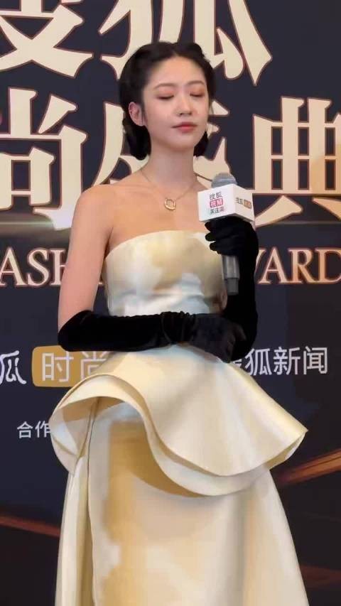 向涵之红毯白裙惊艳亮相,多角色演绎展现演技可塑性