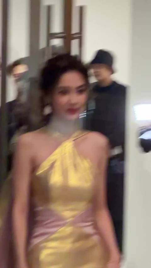 钮钴禄Angelababy回宫!金黄拖地长裙这不就是女王嘛
