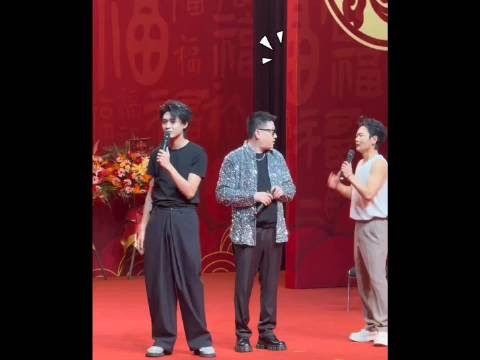 秦霄贤舞台连遇突发状况,搞笑场面引热议