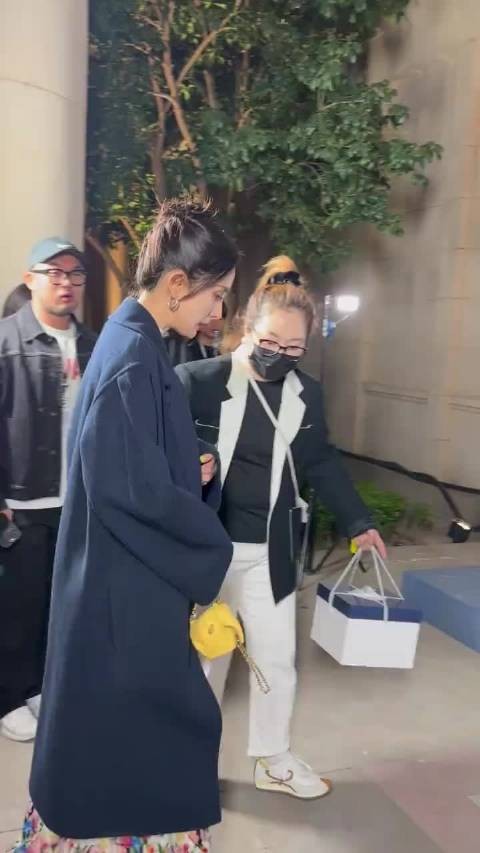 幂姐你想美死谁，我真的好喜欢大幂幂的鼻子，跟她眼睛在一起，简直是绝配