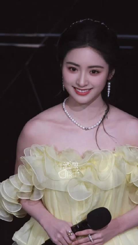 笑起来好甜呀沈月宝宝!