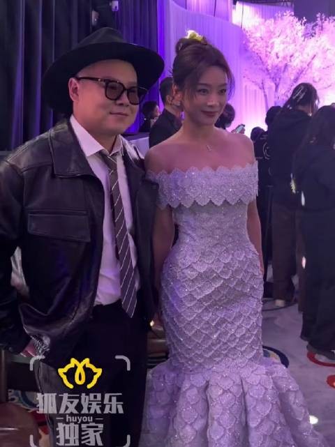 2025.12.18搜狐娱乐时尚盛典 岳云鹏袁姗姗合影,发帅哥和大美女