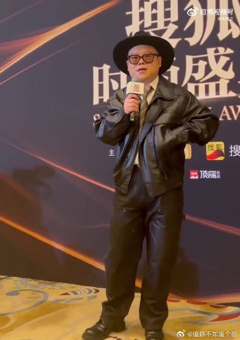 谁能想到岳云鹏解压靠盘核桃啊!还是雷佳音给的灵感,这俩人太有梗了!