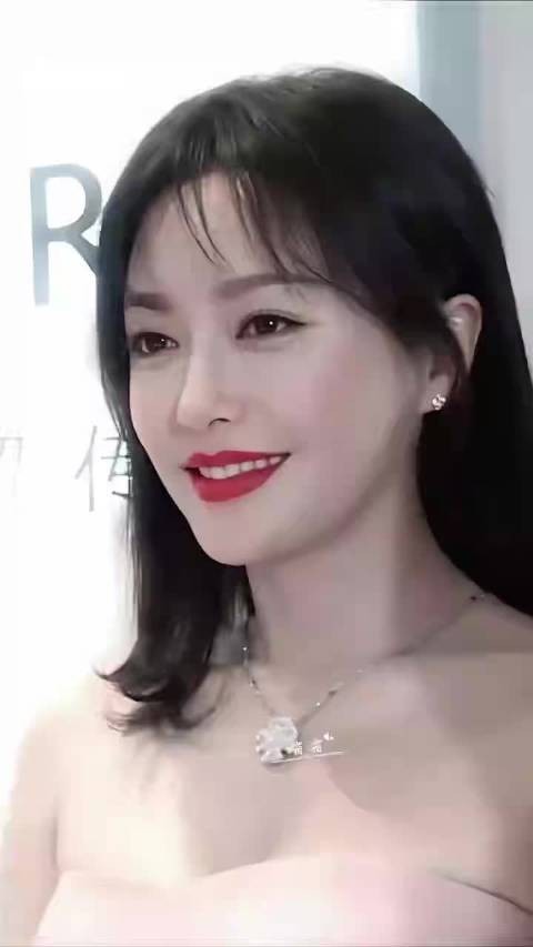 秦岚的优雅大气真迷人,端庄范儿十足,看着就舒心!