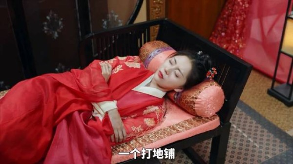 两人表面是恩爱的小夫妻,夜晚却一个睡床一个打地铺