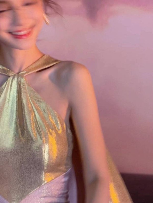 杨颖一袭鎏金长裙好身材尽显。