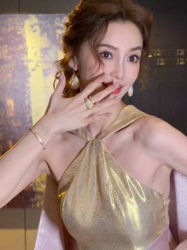 搜狐娱乐讯 12月18日,杨颖亮相芭莎艺术之夜,一袭鎏金长裙好身材尽显。