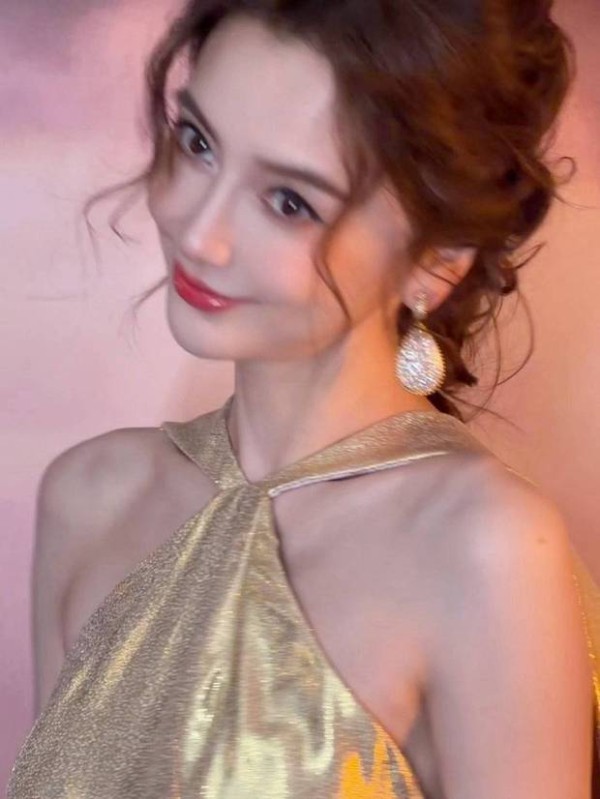 杨颖大眼灵动。