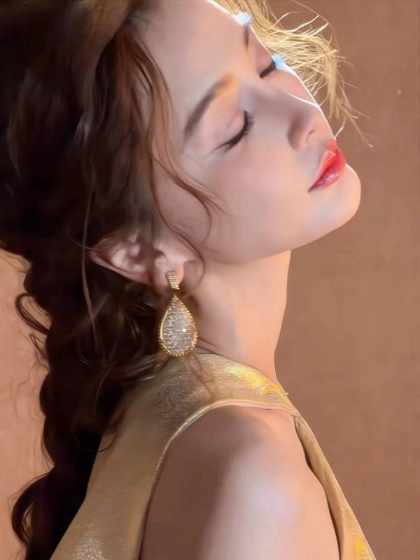 杨颖下颌线优越,侧颜精致。