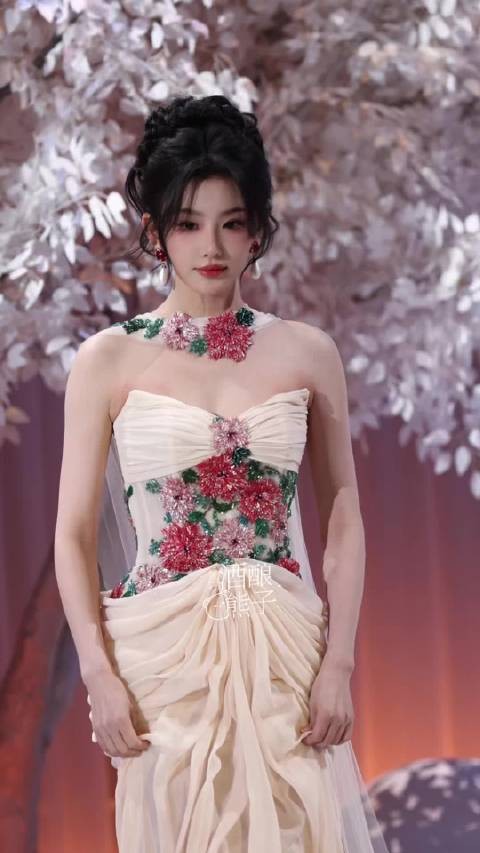 我滴天呢，孔雪儿走秀这段美神降临了