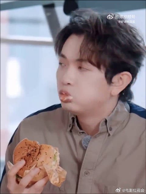 颜人中携一块腹肌男团出道,独特风格引关注