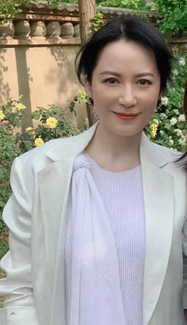 54岁俞飞鸿拒绝绑架,被催婚无动于衷,活成独立女性的真实范本!