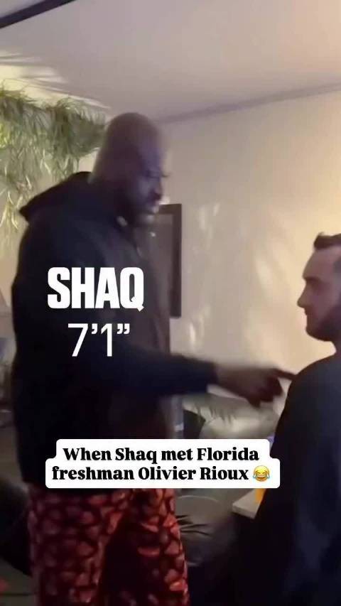 奥尼尔罕见仰头看人引关注