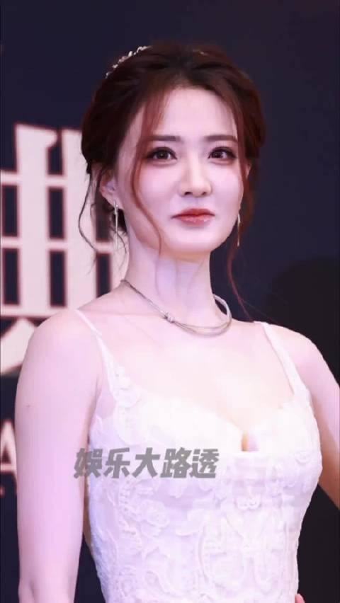 徐璐 镜头下状态超美 比心饭撒好宠