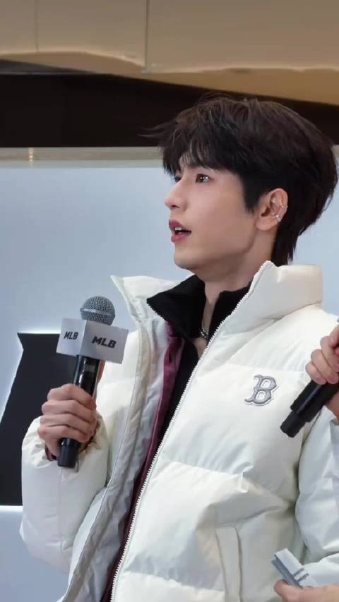 张凌赫这个侧脸也太绝了吧，这么近的距离，我真的要被帅死了