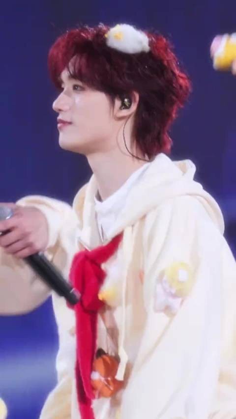 丁程鑫这个造型也太可爱了吧，戴上发箍感觉更可爱了呢