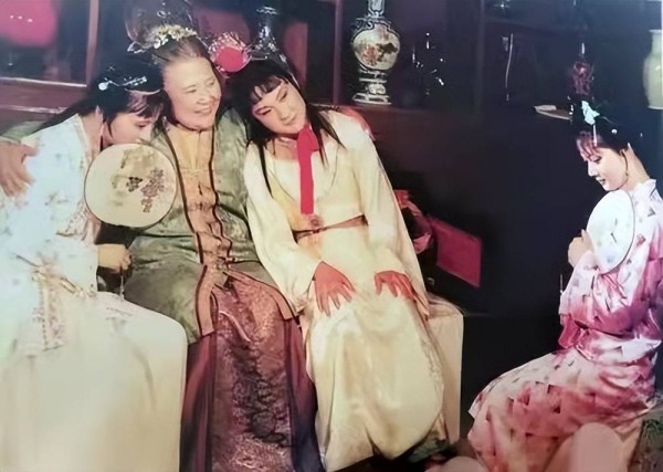 红楼梦：荣府是如何自杀自灭的呢？谜底就在庶出孩子的名字上