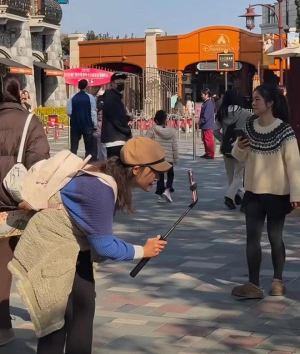 陈赫带娃游上迪，手牵女儿幸福满溢，女儿被拍立刻出手制止