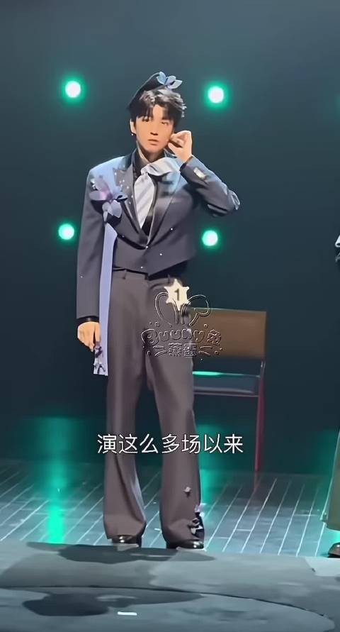 王俊凯遇话剧盗摄冷静引导,呼吁文明观演