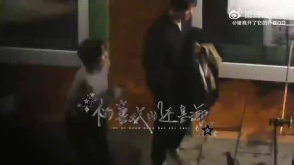 肖战姜妍《小城良方》拍摄路透,两个人冷到原地跺脚,真的有被萌到