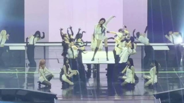 IVE这舞台设计的太不尊重人了，让队友跪迎张元英，这软饭不好吃啊