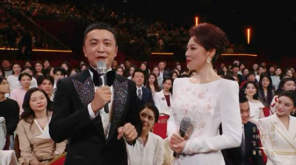 尼格买提致敬何炅，职业精神代代传承