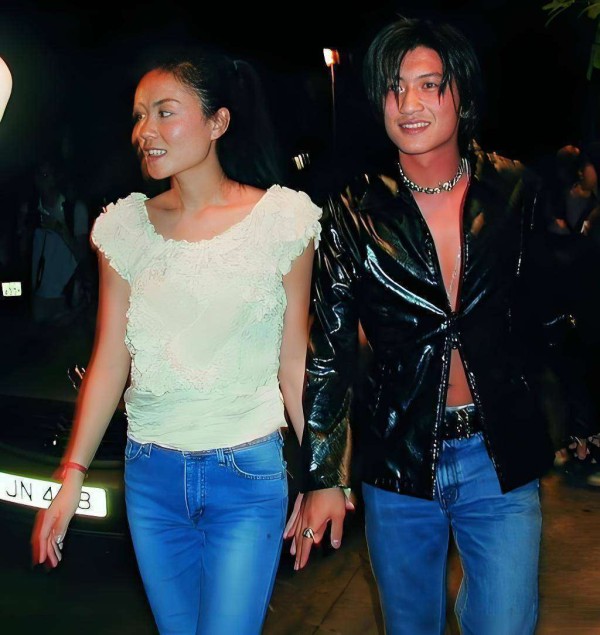 官方证实！56岁王菲与谢霆锋登记结婚，谢贤送祖传玉佩，狄波拉拒出席