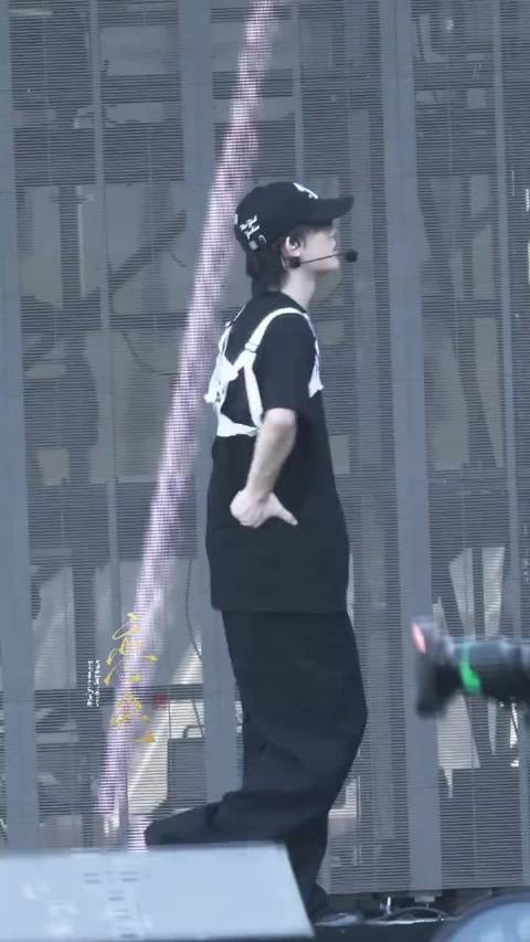 苏新皓跳得好有感觉啊，甚至还有表情管理，期待这个小男孩的新音舞台