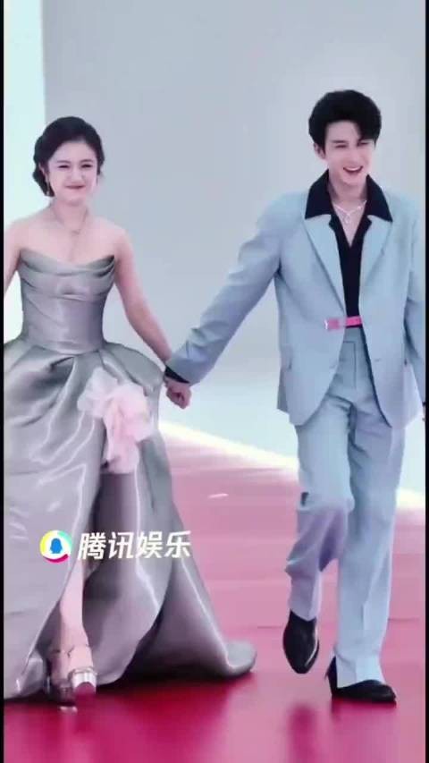 檀健次红毯绅士牵手化解尴尬,细节显教养