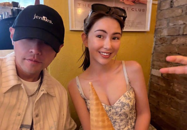 此前，昆凌与周杰伦同框合影，大方秀好身材。