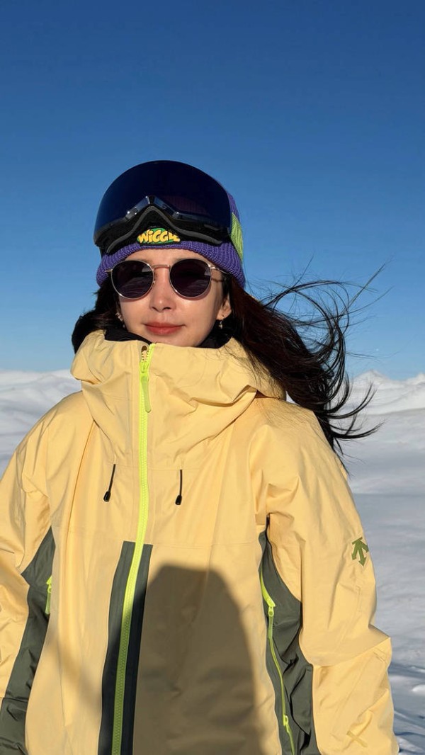 李冰冰绽放温柔笑容，超迷人。