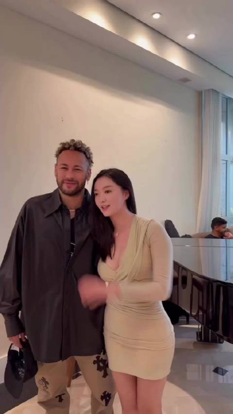 这美女是谁？能与内马尔和巴特勒这么亲密的合影，来头不小啊