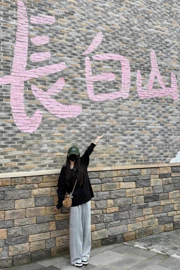 杨幂分享长白山游玩照，穿搭休闲简约，剪刀手姿势拍照尽显俏皮！