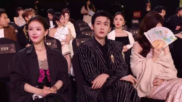 张凌赫台上领奖！白鹿捂着扇子憋笑不敢看，旧情复燃？丨星光大赏