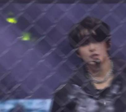 引发热议的SBS歌谣大战中的李帝努，三两下就爬上铁丝网了，好强