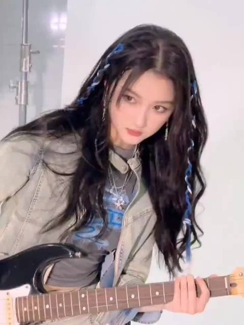 关晓彤棒球服造型甜酷兼备，铆钉短裙皮衣飒美吸睛