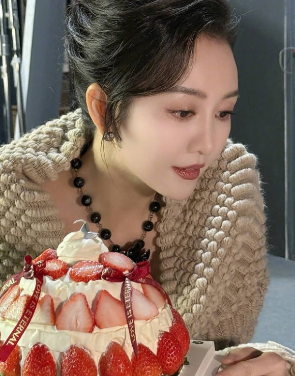 王鸥侧颜精致，皮肤白皙光滑，保养有方。