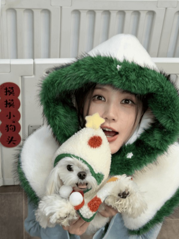 李一桐抱小狗拍照，笑容灵动又俏皮