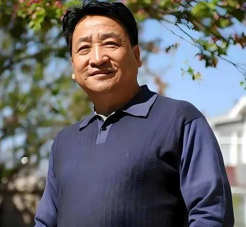 别再骂了！姜昆在美国别墅唱红歌真相曝光，和外界看到的截然相反