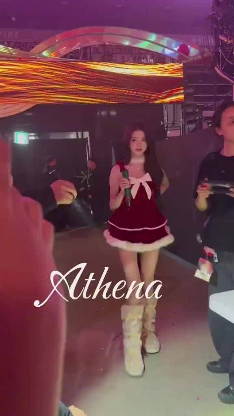 张元英舞台抓彩带呆萌瞬间引热议