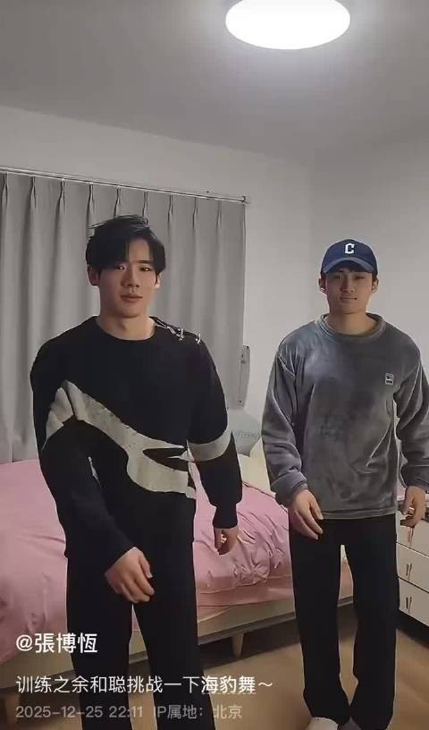 张博恒和队友侍聪一起跳起了海豹舞，请问两人加起来够三岁吗