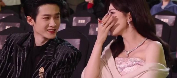 檀健次就这样聊完左边聊右边