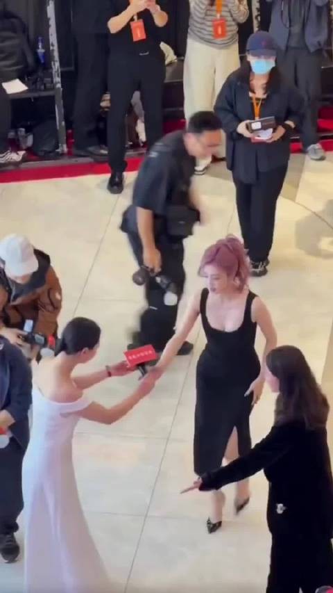 白鹿低胸礼服造型展现纯欲性感