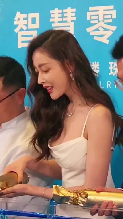 张天爱白裙造型 又白又美 很难不看